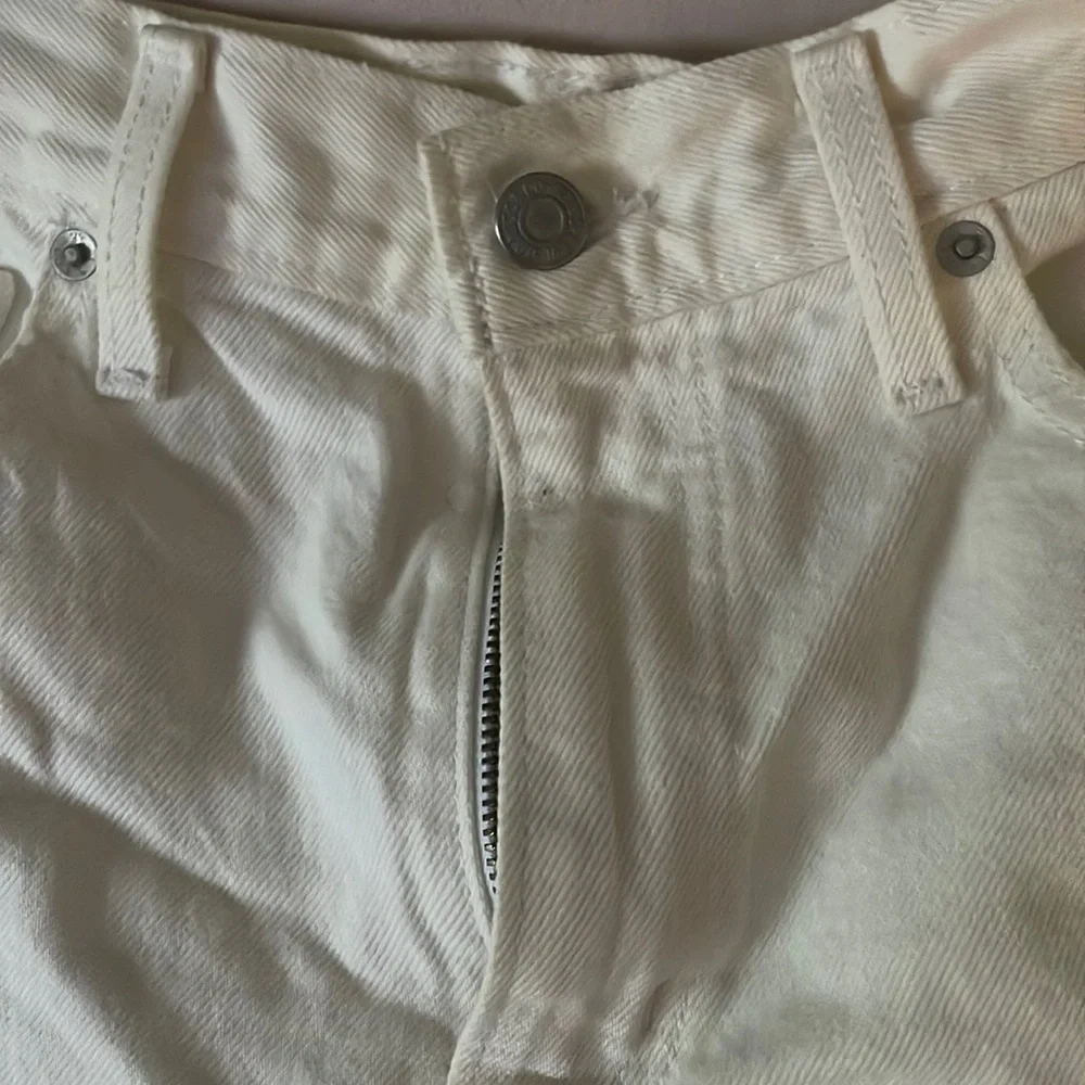 White levi high rise mom short - Picture 1 of 6